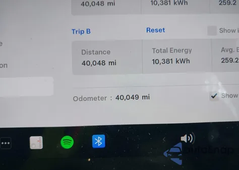 2024 Tesla Model Y Long Range Dual Motor All-Wheel Drive z USA, uszkodzony, nr VIN 7SAYGDEE7RF112936